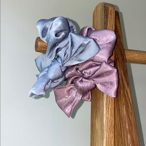 SILK BOW SCRUNCHIES